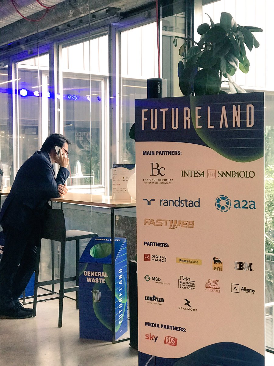 Here we are! Let’s explore emerging technologies! We trust in virtual reality! <a href="/DotfarmIT/">Dotfarm</a> #Futureland18 #VirtualReality