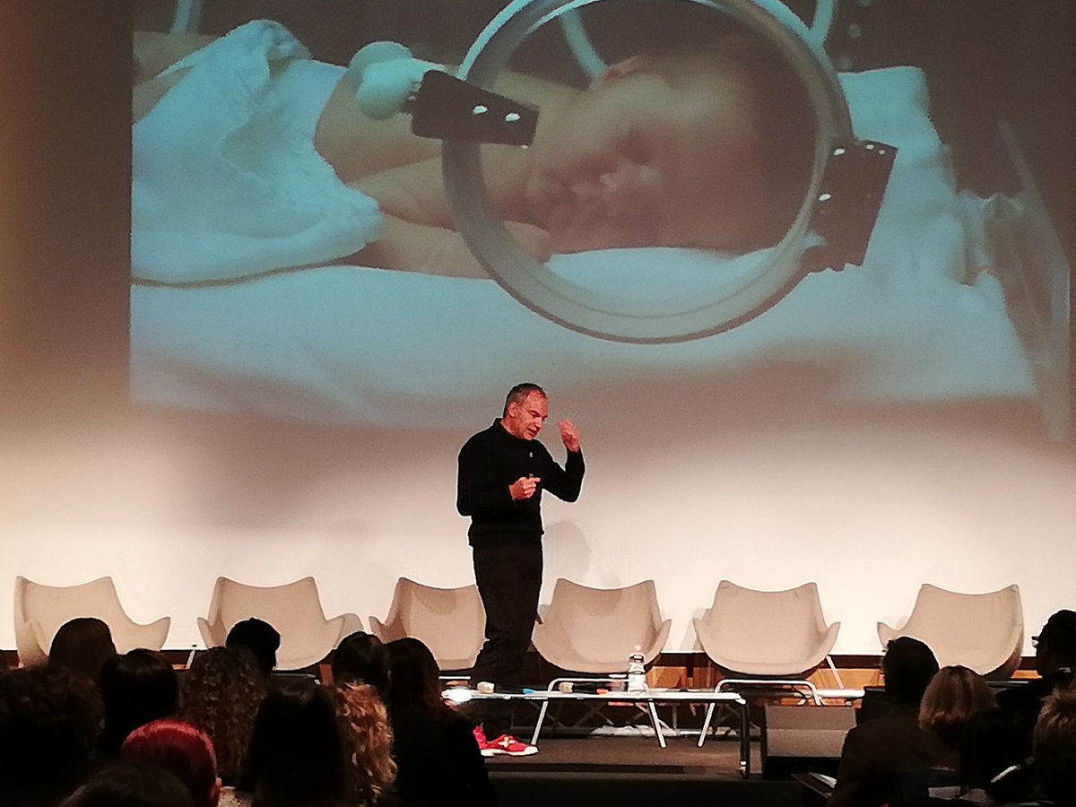 francy_0207's tweet photo. "#GammaForum è un grande evento perché si condivide. E si condivide anche il coraggio di innovare, un aspetto chiave per una #startup, per l'imprenditoria. Il nuovo ci spaventa, ma CORAGGIO!" @CreativeGiampy, della #FabbricadiLampadine, al #PremioGammaDonna #FuturAzioni 🐝 https://t.co/INOCGNVqAg
