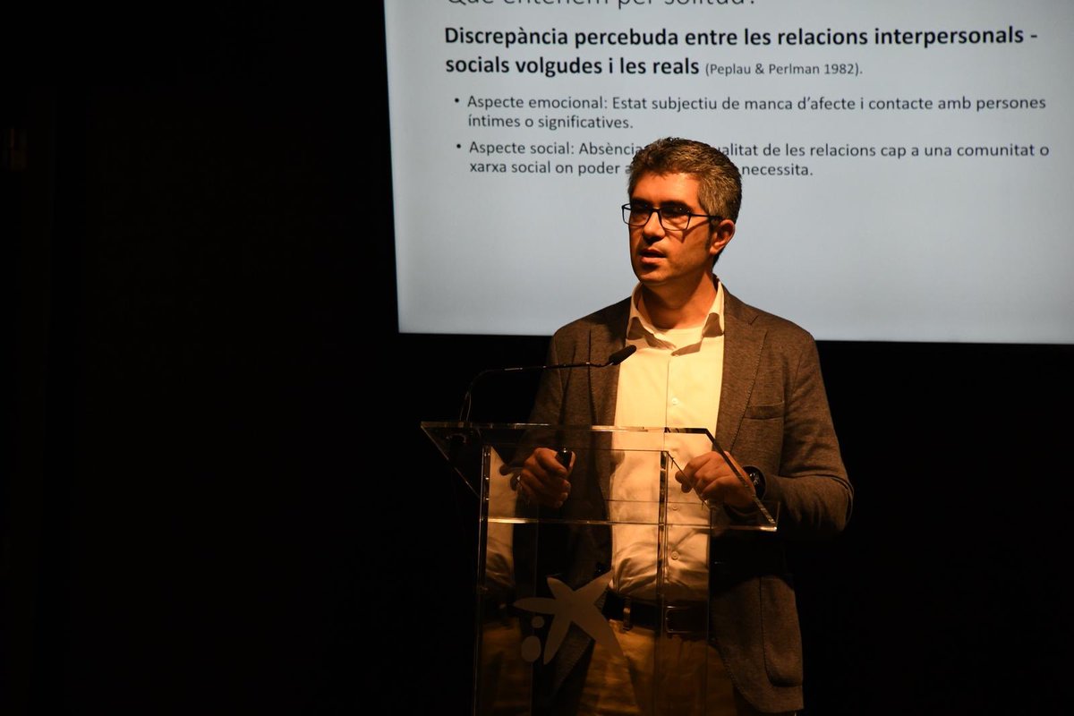 GrupSet's tweet photo. Benvinguda de Núria Basi a la jornada ‘Les solituds’ #FGSetSolituds #grupset  @FundlaCaixa amb la sessió inaugural del neuropsicòleg @DBartres_Faz https://t.co/u6htyp7lWI
