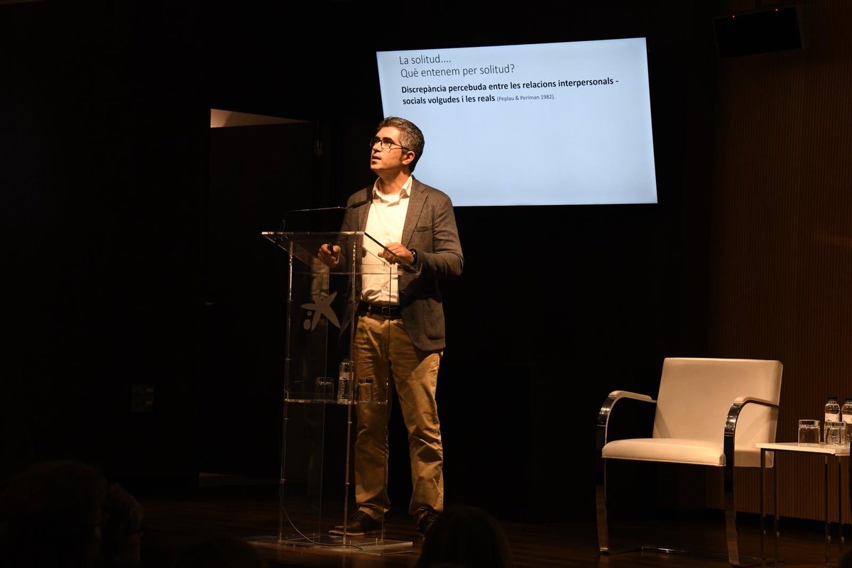 GrupSet's tweet photo. Jornada ‘Les solituds’ #FGSetSolituds #grupset @FundlaCaixa amb el neuropsicòleg @DBartres_Faz : “La solitud és un estat subjectiu de manca d’efecte i contacte amb persones íntimes o significatives” https://t.co/i4BUKLcAZU