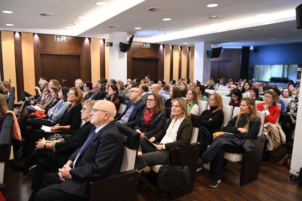 GrupSet's tweet photo. Jornada ‘Les solituds’ #FGSetSolituds #grupset @FundlaCaixa amb el neuropsicòleg @DBartres_Faz : “La solitud és un estat subjectiu de manca d’efecte i contacte amb persones íntimes o significatives” https://t.co/i4BUKLcAZU