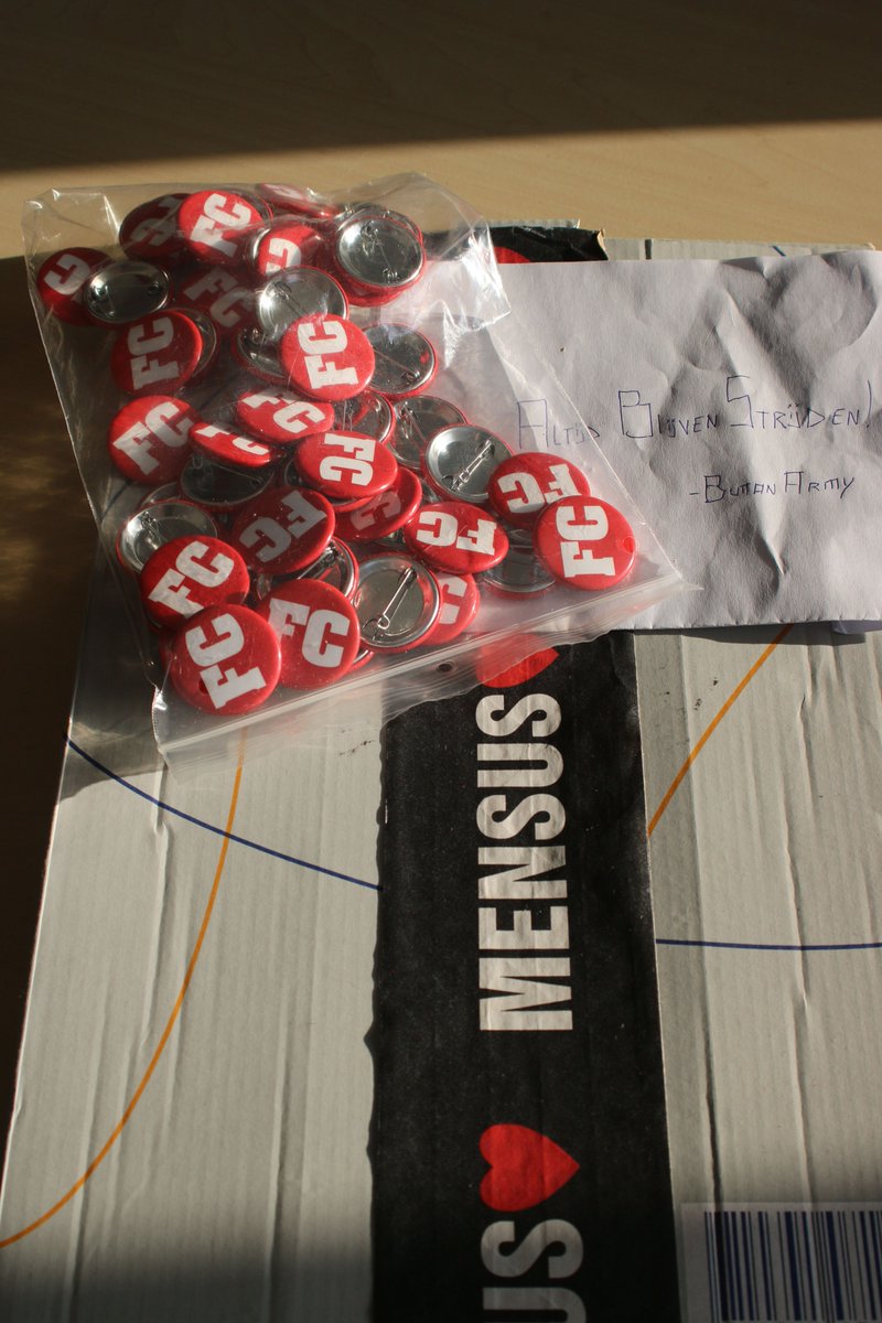 FootballCulture's tweet photo. 10 jaar FootballCulture! -> kadootje in onze postbus!!! 🔥🔥🔥
Dikke plakkerige s/o en dank naar @mensus (voor al uw stickeradvies!)
#button #stickers #10jaarFC #buttonarmy https://t.co/iPdrzQtoon
