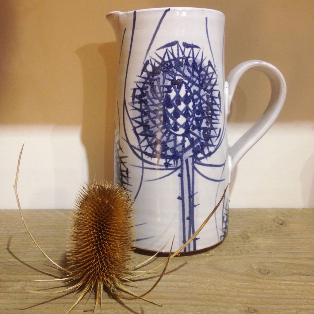 Wonderful stylised botanical decoration on work by Daphne Carnegy; vases, bowls, jugs and platters. 

#daphnecarnegy #artichokegallery #tinglaze #ceramics #teasels #tableware #home #blue #blueandwhite 
artichokegallery.co.uk/daphne-carnegy…