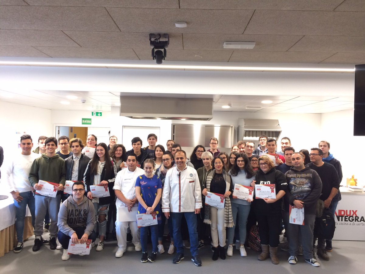 CarlosOrozaCIFP's tweet photo. O director da Escola Nacional de Pizza e Restauración Italiana, estivo no centro, impartindo unha motivadora ponencia ao alumnado #CMPANPAS que quedou encantado coa experiencia!! Moitas grazas Roberto, esperamos verte pronto novamente!!
#aprenderfacendo #restaurantemagnetico https://t.co/1hDOdxlBDy