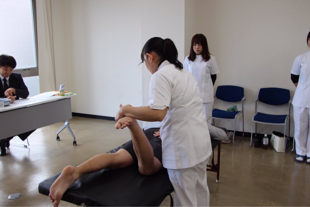 tokyojusen's tweet photo. きょうの東京柔専。
先週行われた認定実技試験で受験者全員が合格いたしました‼️✨
1枚目→対面式/2枚目→整復/3枚目→柔道/4枚目→固定で使った包帯を巻いている2年生 https://t.co/vWZmLsfF47