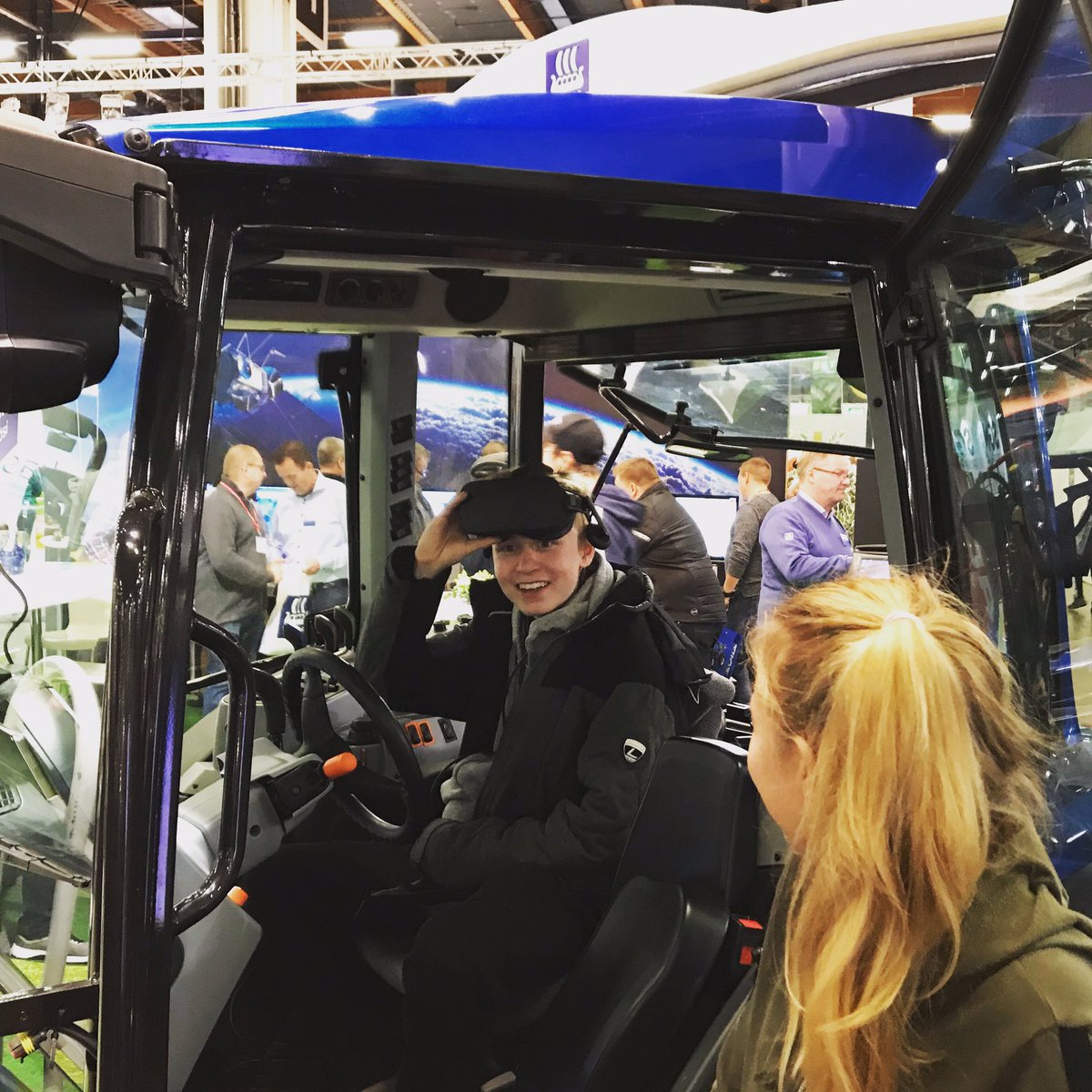 YaraSuomi's tweet photo. Tule sinäkin Yara N-Sensor virtuaalitodellisuusajelulle! Osasto 6D80. 🚜🌱 #yaransensor #MaatalousKonemessut #maatalouskonemessut2018 #yarasuomi #lannoitus https://t.co/9QGGdYPwGL