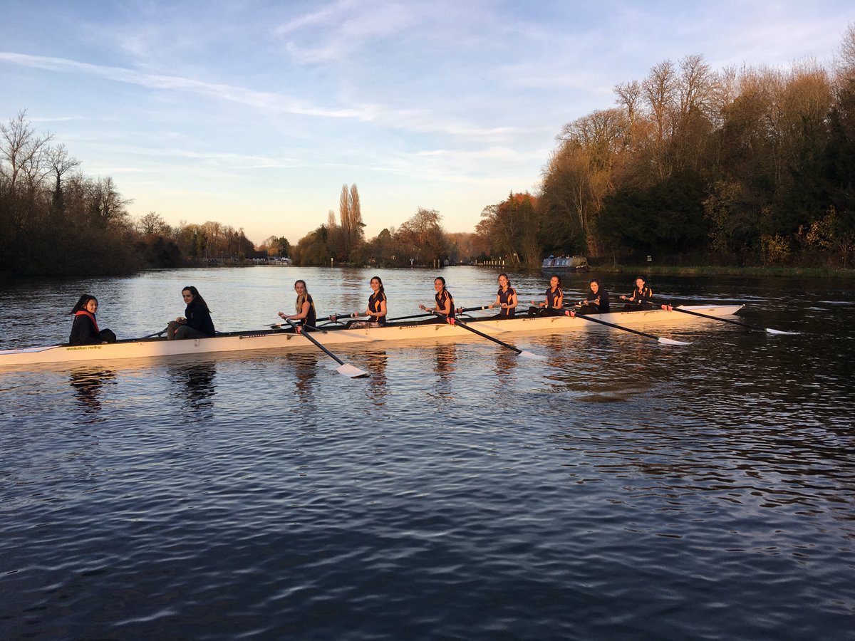 ReadingBlues's tweet photo. Our Year 12 girls learning to row - and doing well #teamrbcs #rbcsrowing https://t.co/PjffkjTbRN