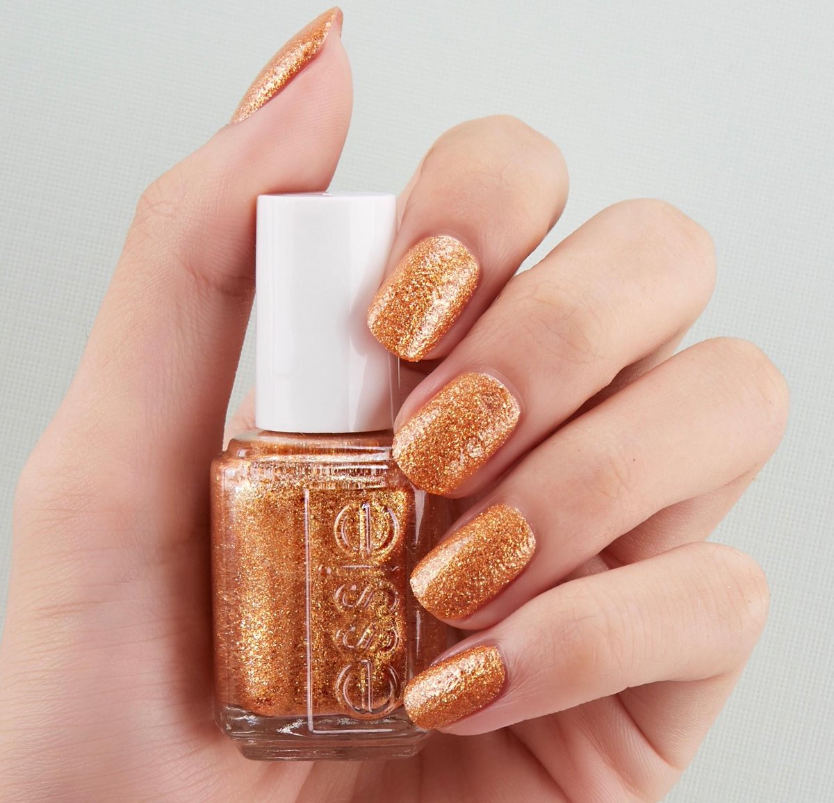 essie's tweet image. can&apos;t stop, won&apos;t stop ✨ with this shimmering gold #essieconcreteglitters shade, you #cantstopherincopper.