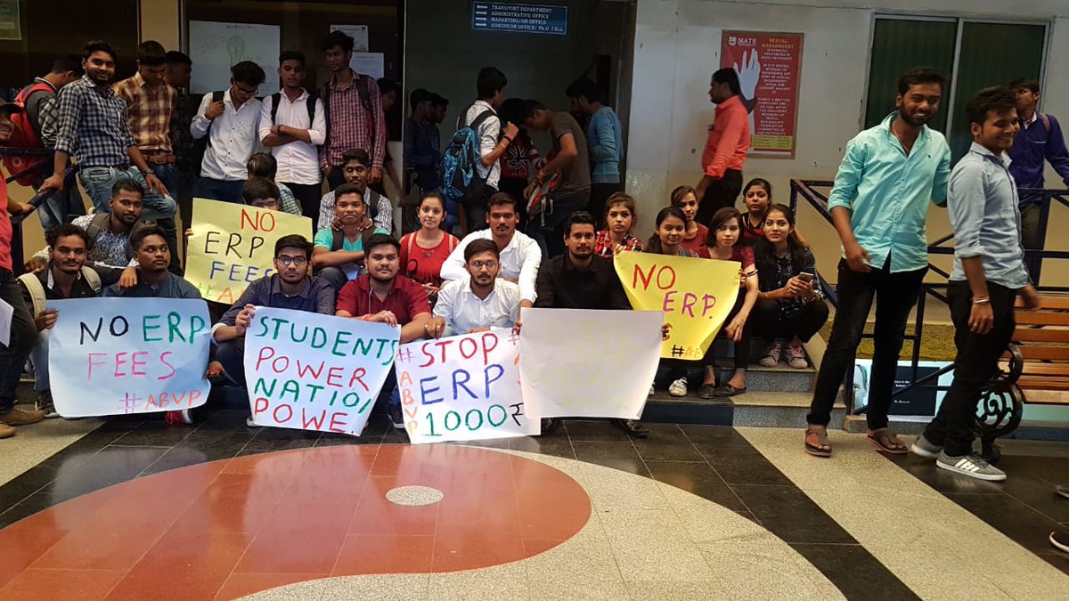 abvprpr's tweet photo. आज अखिल भारतीय विद्यार्थी परिषद् के द्वारा मैटस विश्विद्यालय में ERP के नाम पर 1000 रुपया का अवैध वसूली के विरोध में आज हस्ताक्षर (signature) अभियान चलाया गया।
#SignatureCampaign
#MatsUniversity
छात्रों के सम्मान में,अभाविप मैदान में।
@ChetasSukhadia @vishwa_samvad @ABVPVoice https://t.co/Irn4qYa9Ux