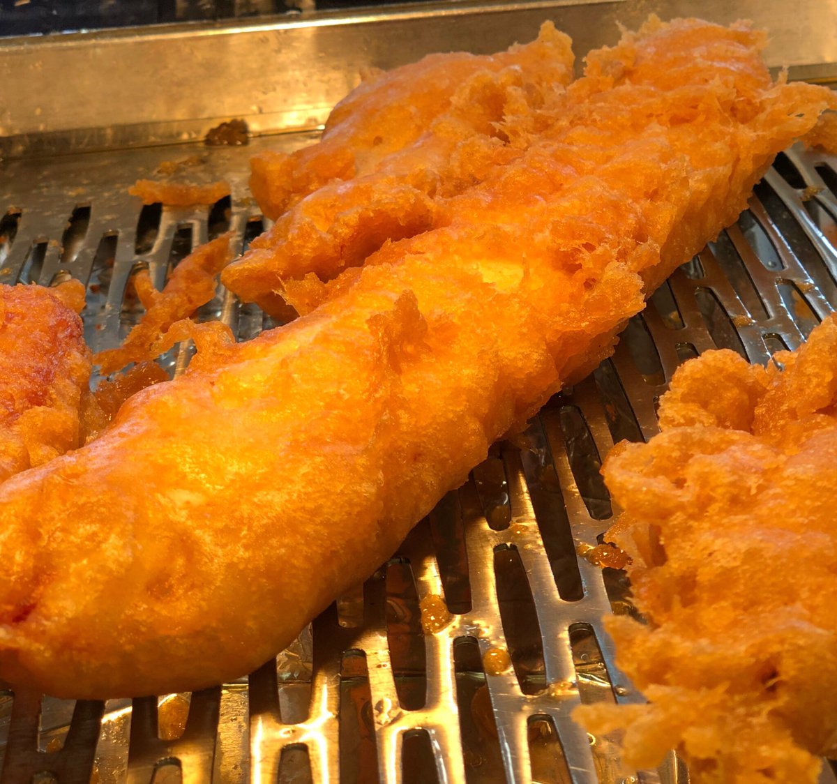 lakesidepoole's tweet image. Lunchtime inspiration, we’ve got your lunch sorted open from midday our light bite £2.95 takeaway offer is so popular or eat in with a coffee for under a tenner. #Poole #fishandchips @PooleLifeboats @LighthousePoole @Fry_Magazine @burtonrdchippy @Bournemouthecho #lunch #brexit