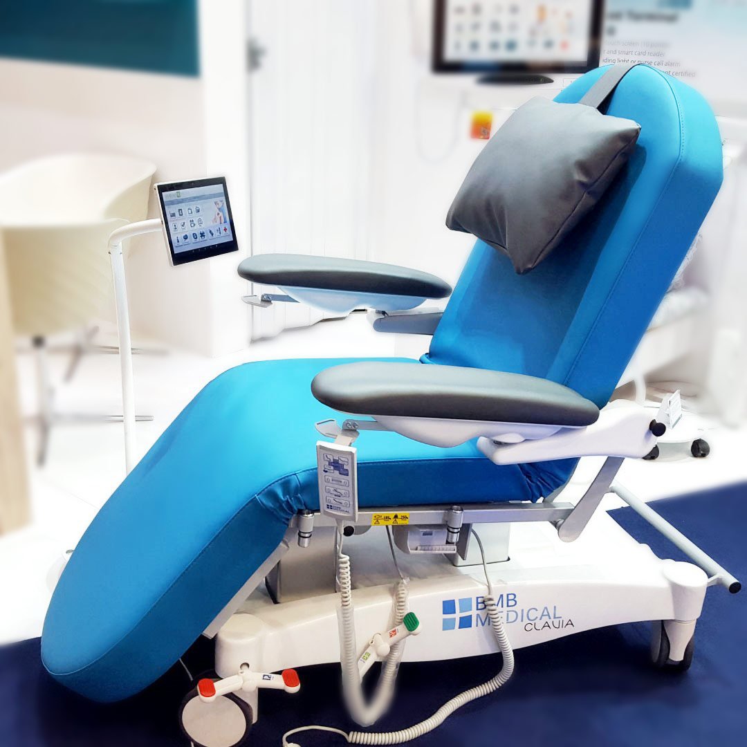 ARBORfr's tweet photo. Merci @BmbMedical pour nous avoir prêté le beau fauteuil Clavia afin de mettre en situation le terminal multimedia Htab à @MEDICATradeFair. 
🤜🤛 Nos efforts joints vers un même engagement : 
améliorer le confort du patient. 
#MEDICA2018 #eHealth @arbor520 https://t.co/dyOULeFZHT