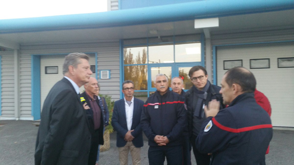 Prefet26's tweet photo. Le préfet Éric Spitz à la rencontre hier des forces de secours engagées dans l'exercice #ARDROME2018. Plus de 200 spécialistes en sauvetage déblaiement de la zone Sud-Est et 7 sites de manoeuvres. S'entraîner pour toujours se perfectionner. https://t.co/VFH6ZL6tkd