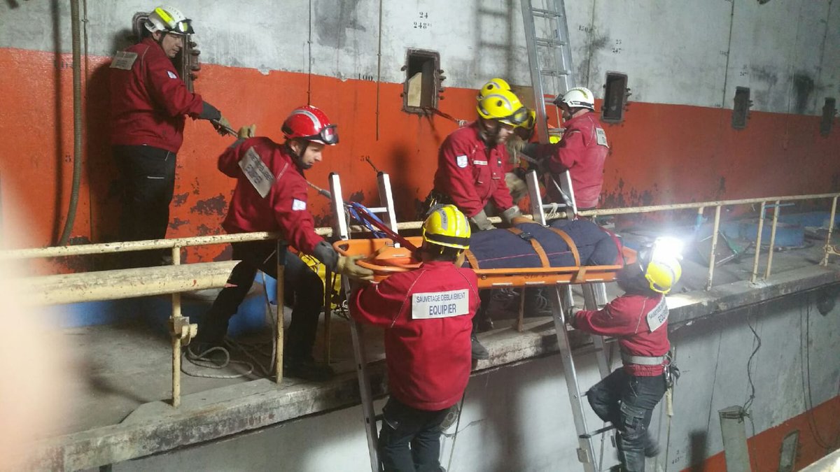 Prefet26's tweet photo. Le préfet Éric Spitz à la rencontre hier des forces de secours engagées dans l'exercice #ARDROME2018. Plus de 200 spécialistes en sauvetage déblaiement de la zone Sud-Est et 7 sites de manoeuvres. S'entraîner pour toujours se perfectionner. https://t.co/VFH6ZL6tkd