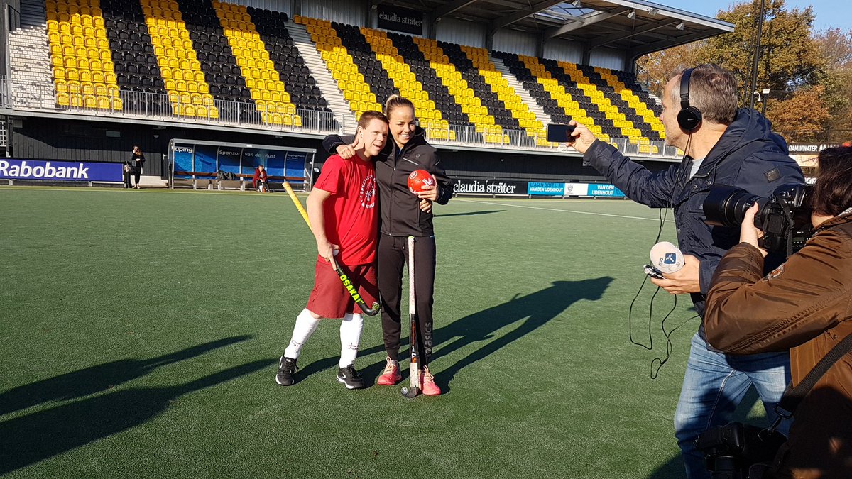 Een prachtige 🌞 dag voor de #PlayUnified 🏑 challenge van Jeroen 🆚️ <a href="/MaartjePaumen/">Maartje Paumen</a>! <a href="/NPORadio1/">NPO Radio 1</a>, @rtlkoffietijd met <a href="/Everon/">Everon Jackson Hooi</a>, <a href="/omroepbrabant/">Omroep Brabant</a> en <a href="/brabantsdagblad/">Brabants Dagblad</a> zijn er allemaal bij 😁👍💪