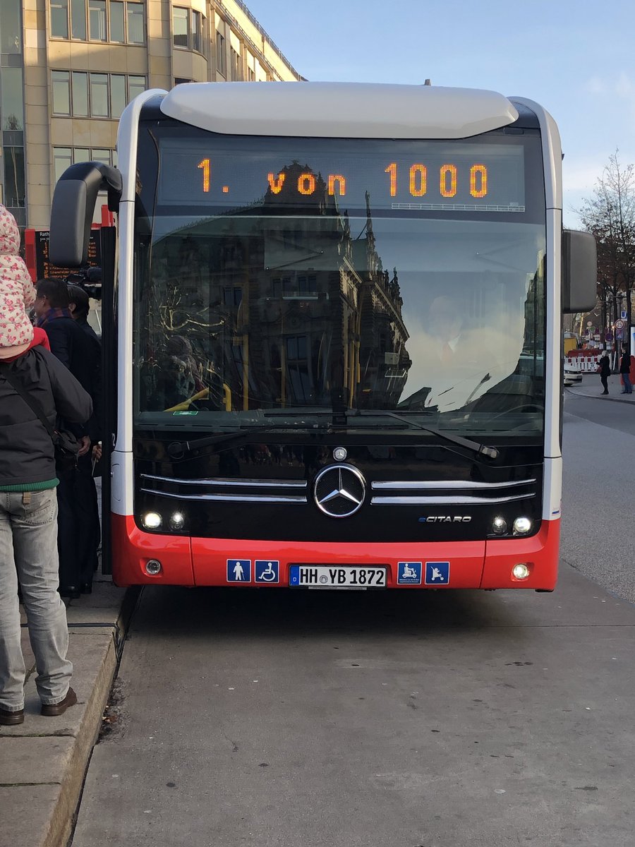 Der erste Elektrobus von 1000. Sauberer ÖPNV bewegt Hamburg. <a href="/hochbahn/">HOCHBAHN</a> <a href="/Senat_Hamburg/">Hamburger Senat</a> <a href="/TschenPe/">Peter Tschentscher</a>