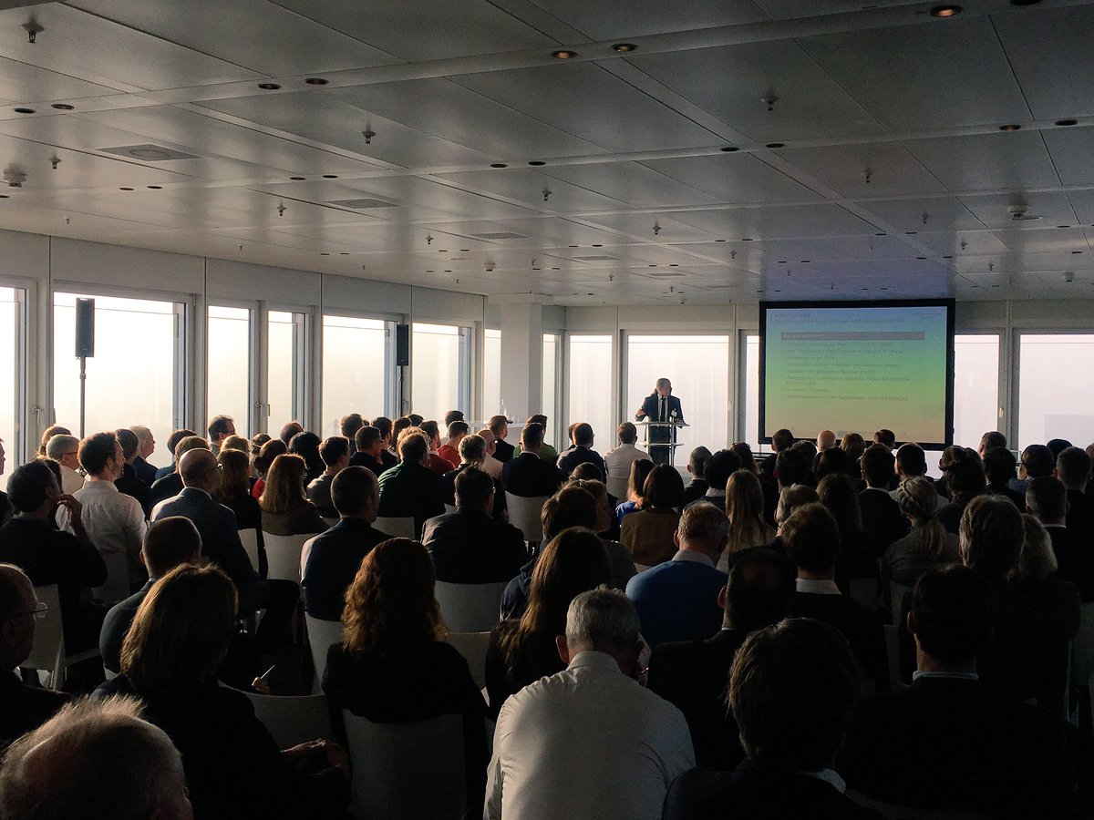 ORedelfs's tweet photo. Hamburgs Bürgermeister @TschenPe stellt das #IFBHH Förderprogramm #InnoFounder im #EmporioPanoramadeck vor. Das #Esport Start-up @MateCrateGG gehört mit #Cronbach und @vimato_io zu den ersten InnoFounder Gründern.  Glückwunsch! https://t.co/Ec6kWJd5eW