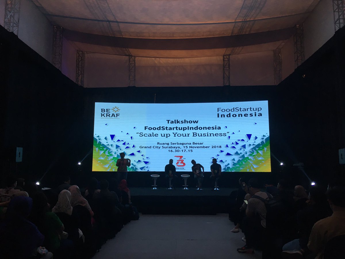 ekraf_ri's tweet photo. Sementara itu Talkshow FoodStartup Indonesia sudah dimulai di Ruang Serbaguna Besar, Grand City Surabaya.
FoodStartup Indonesia merupakan sebuah program Bekraf yang memperkenalkan produk kepada investor.
#AccelerateInclusiveCreativity #BekrafFestival2018 https://t.co/FJNxRCHzAf