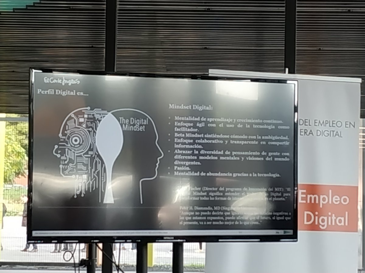SarcedaSoriano's tweet image. La pasión y la actitud y los conocimientos digitales y yabilidades. El Perfil digital es #mindsetdigital #betamindset nos cuenta Jorge Llerena de @elcorteingles #FEED2018