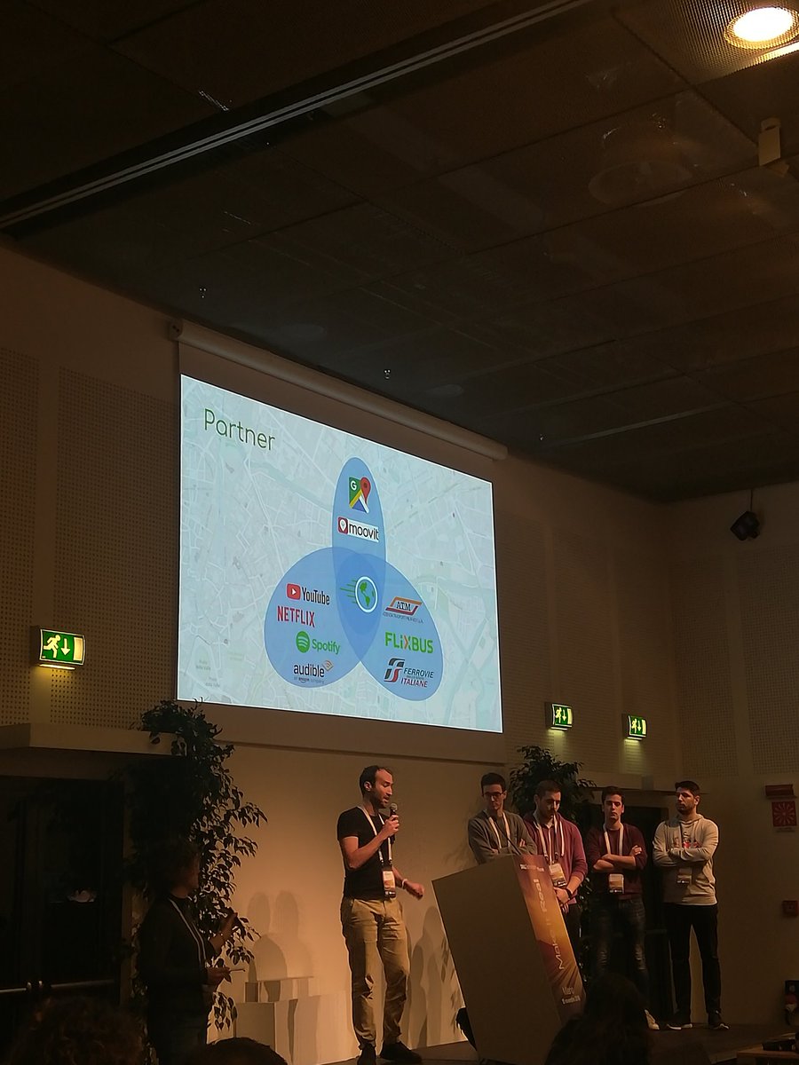 CodemotionIT's tweet photo. Ecco HOELE che presenta l'utilizzo dei mezzi "green' ๐
#delltechforum18hackathon https://t.co/bF3704I2LK