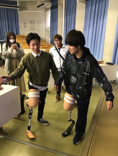 日本福祉大学 Twitterissa スポーツ科学部1年生の必修授業 スポーツ哲学 で ゲスト講師の三井利仁准教授がパラリンピックの最前線について講義をしました 競技用義足を試す学生もいました スポーツ科学部 スポーツ哲学 競技用義足 授業紹介 日本福祉大学