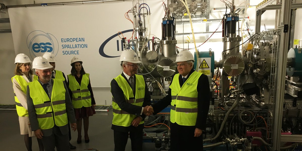 INFN_'s tweet photo. Il Presidente della Repubblica 🇮🇹 e il Re di Svezia 🇸🇪 davanti all'#IonSource, il primo importante componente tecnico della grande infrastruttura europea @essneutron, realizzato in Italia presso i @LNS_INFN. https://t.co/KAs7cu07E2