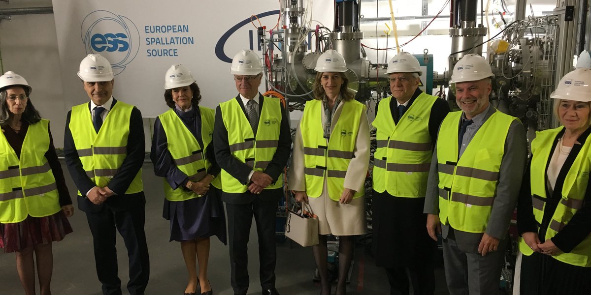 INFN_'s tweet photo. Il Presidente della Repubblica 🇮🇹 e il Re di Svezia 🇸🇪 davanti all'#IonSource, il primo importante componente tecnico della grande infrastruttura europea @essneutron, realizzato in Italia presso i @LNS_INFN. https://t.co/KAs7cu07E2