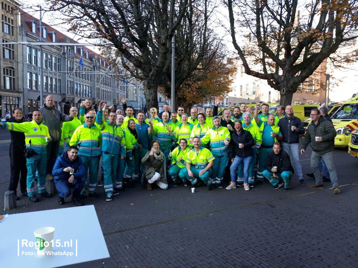 Het ambulancepersoneel in onze regio staakt vandaag en voert actie in het kader van hun CAO. Een aantal ambulances en medewerkers hebben zich verzameld op de #Hofplaats in #DenHaag.