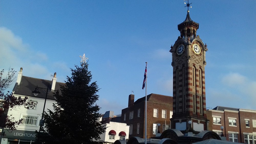 teamepsomewell's tweet photo. The #Christmas tree's up! Join in for family festive fun next Thurs 22 Nov from 4pm, #Epsom Market Place. Countdown with Father Christmas &amp; the Mayor as they switch-on the Christmas tree and Clock Tower lights. For Christmas events in #yourepsomewell see: https://t.co/Mw9hmEMy1a https://t.co/3nRePOE2Vq