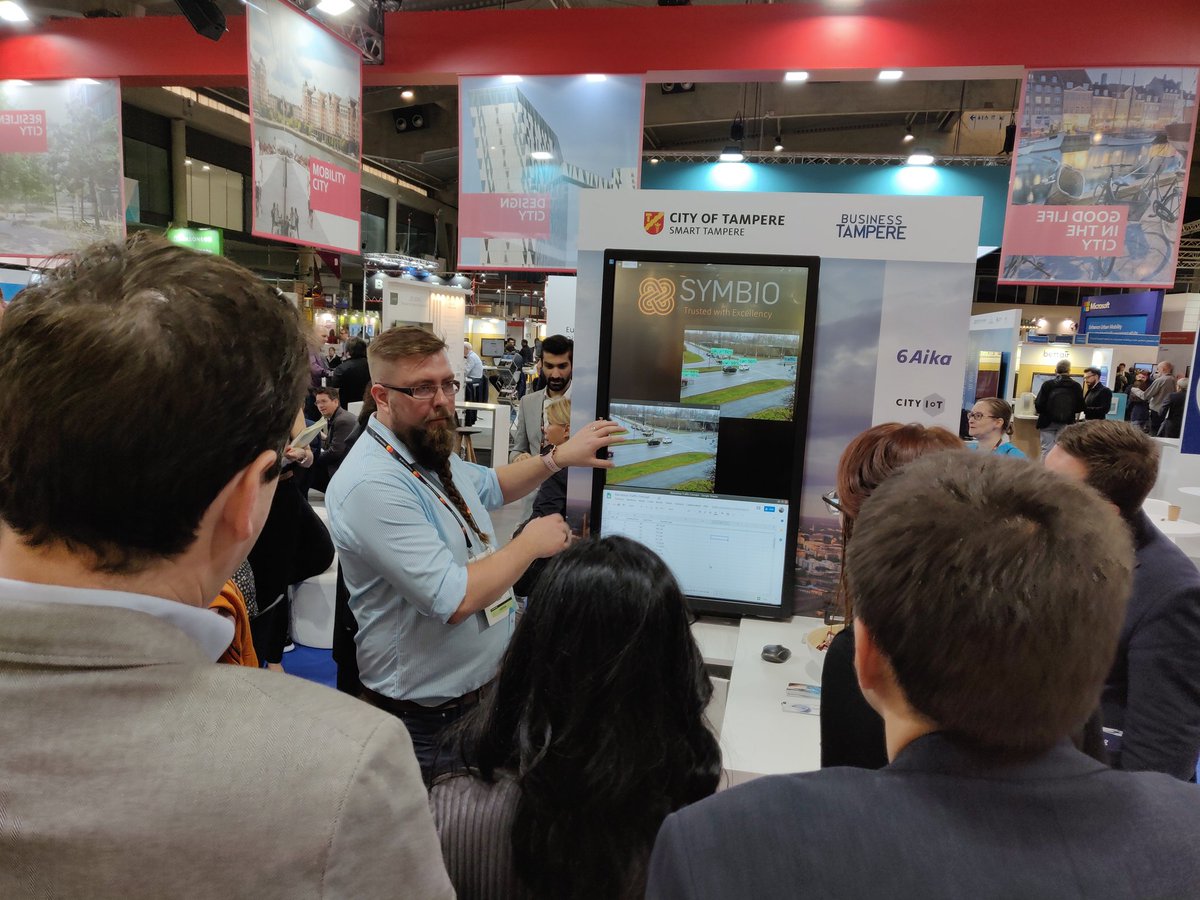 nsiipola's tweet photo. Kolmas messupäivä menossa - Tampereen tekeminen ja osaaminen herättää valtavasti kiinnostusta. Tällä kertaa standilla US delegaatio #smarttampere #businesstampere #SCEWC18 https://t.co/LKQ6NG0enE
