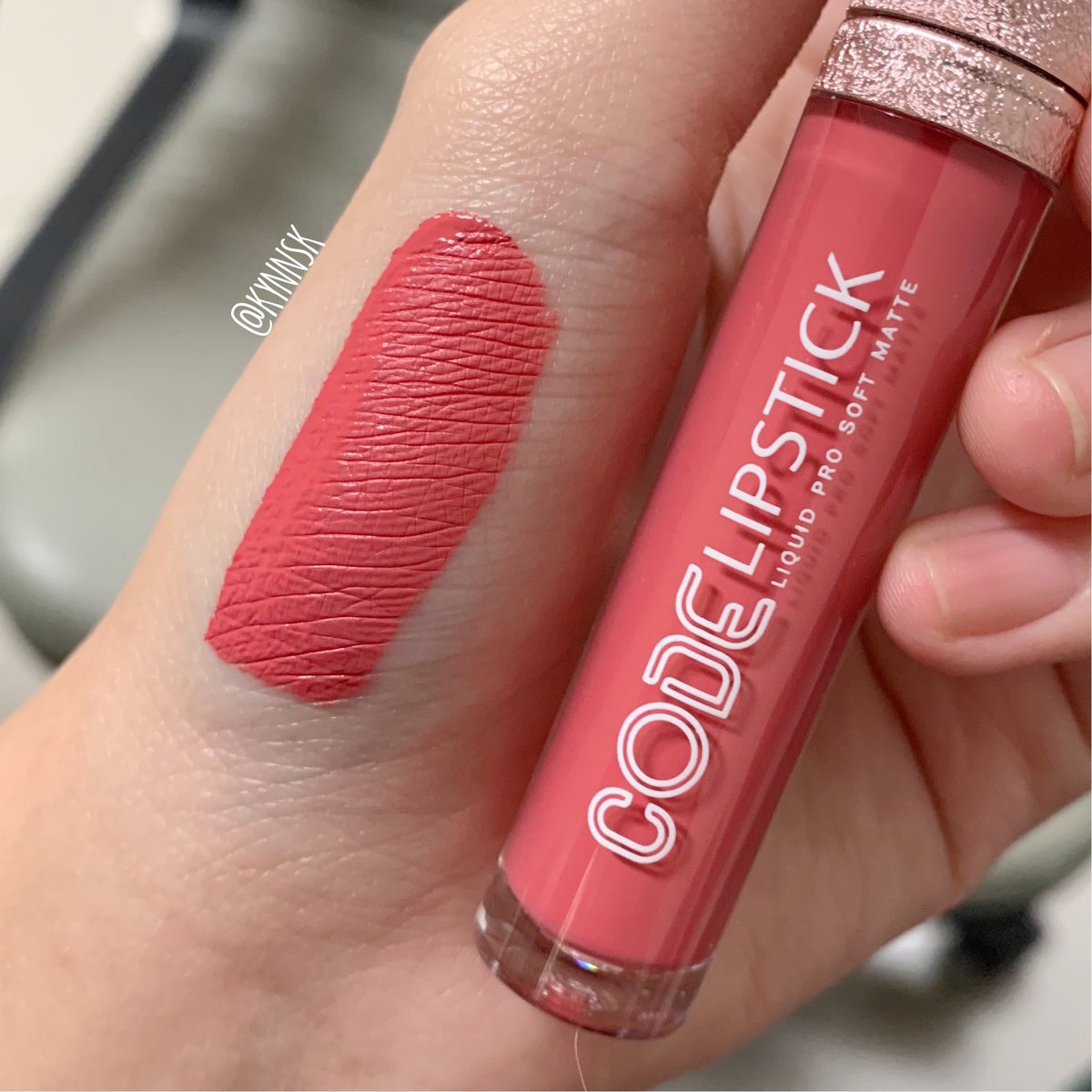 kynnsk's tweet photo. แกะกล่องมาใช้ด้วยความเห่อ #CodeCosmetics เค้าออกลิปสติกมาใหม่ CODE Lipstick Liquid Pro Soft Matte เบื่อโทนแดงๆละหยิบโทนชมพูมาใช้บ้าง อันนี้เบอร์ 08 ชมพูบาร์บี้เลย เราทาบางๆพอจะได้สีที่ไม่สดใสไป เนื้อแมทแห้งไว ใครปากแห้งทาบำรุงก่อนน้า #ไว้รีวิวห้ามขายของโว้ยย https://t.co/H8jRIVj0mw
