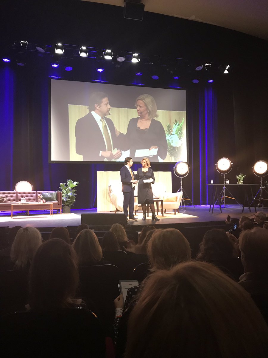 Härlig dynamik mellan <a href="/cissielwin/">Cissi Elwin</a> och @davidsundin på scen på #chefdagen på Rival! Inspirerande intervjuer och diskussioner.⭐️⭐️⭐️