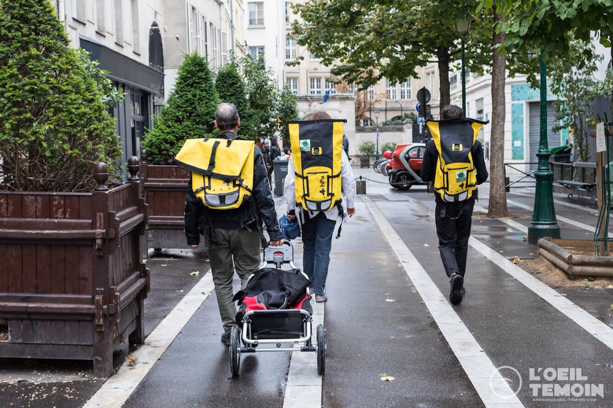 A #Paris ou #Nice, vous nous reconnaîtrez à nos sacs à dos jaunes 💛 📷<a href="/LoeilTemoin/">L'oeil Témoin photo</a> #ecocharlie #gaspillagealimentaire #antigaspi #zerodechet
