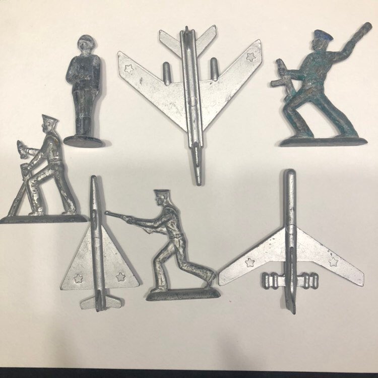 Sharutenkoelena's tweet image. : A set of figures of soldiers and airplanes of the Soviet Army.  Four Soldiers and Three Planes of 1970 #toys #silver #sovietsoldiers #toysoldiers #aluminum #setoftales #gamesforboys #toyssovietwar #thesovietarmy etsy.me/2OLgHwu