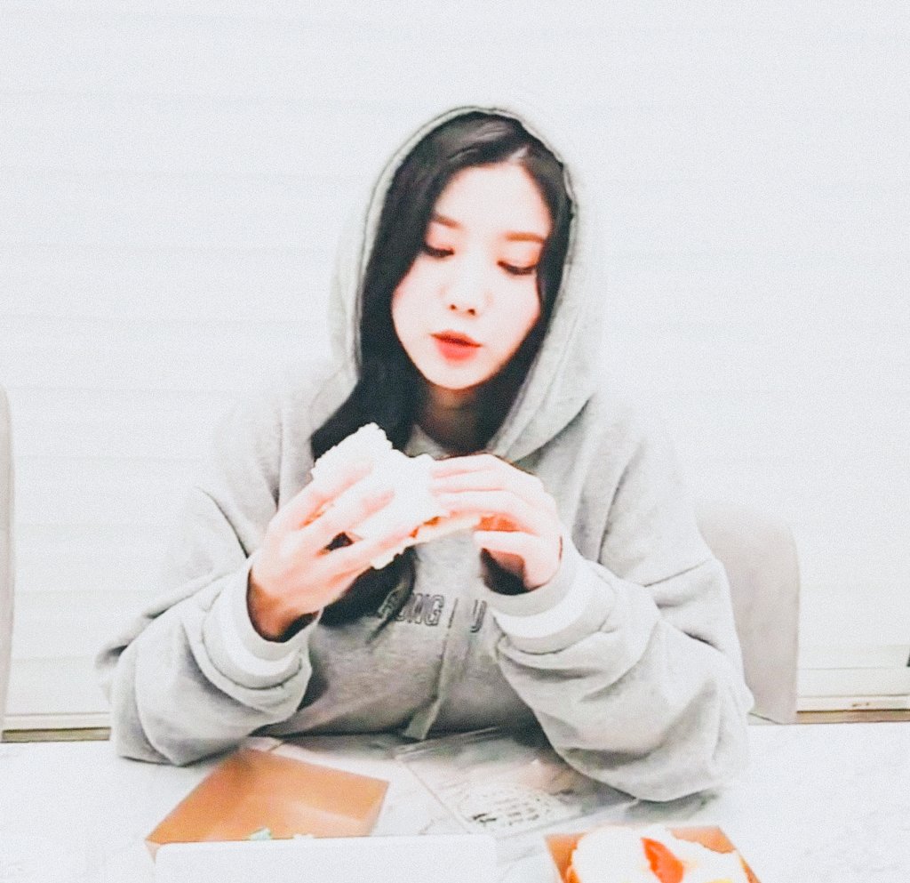 kweeneunbi_'s tweet photo. late but cute 🐰🌷

《 #WIZONESELCADAY 》 https://t.co/pVS3AAjgw8