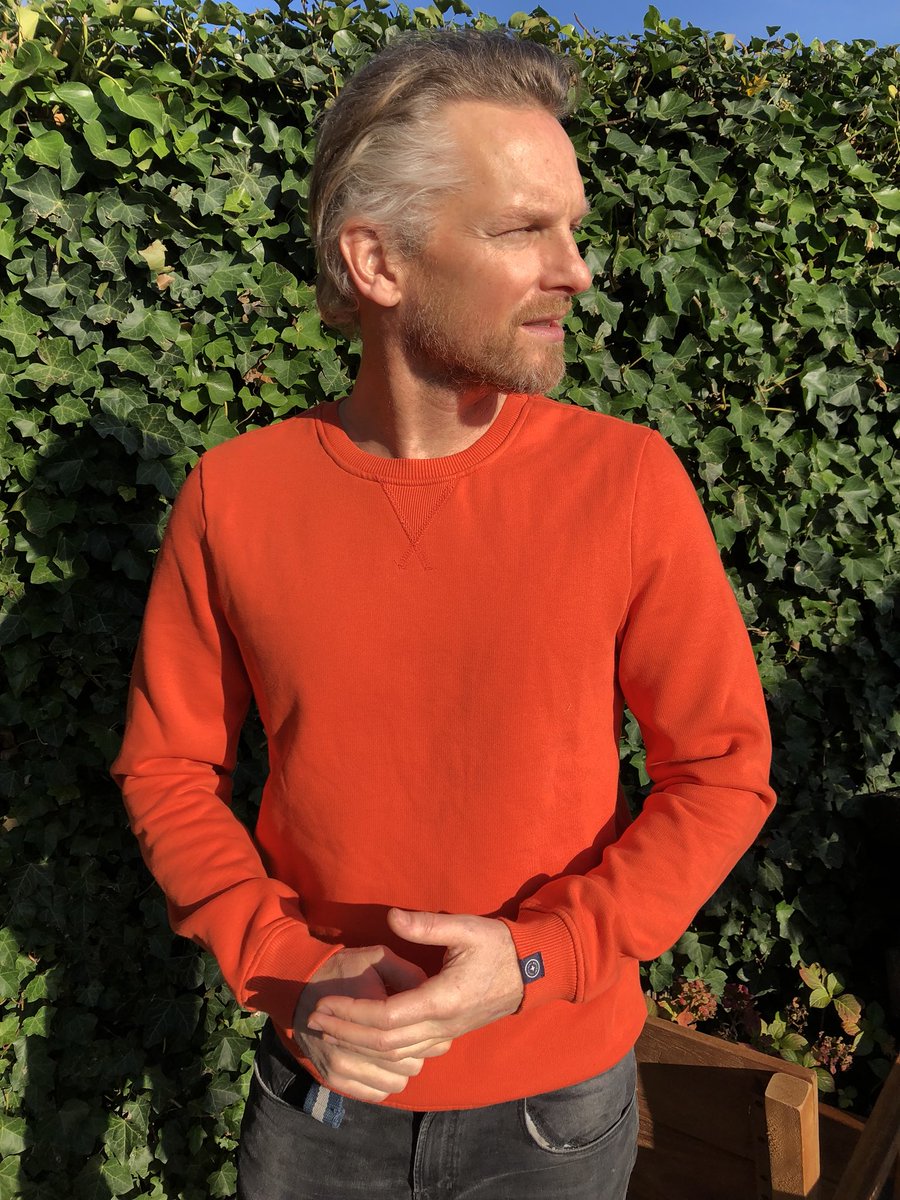 barryatsma's tweet photo. Na het zien van de docu ‘Genaaid’ van de @EOnl weet ik weer waarom ik zo’n fan van @kuyichipuregds ben!Duurzaam&eerlijk geproduceerd,zit heerlijk en doorstaat de ‘style-keuring-test’ van mijn dochters glansrijk 🕺🏼😎 #genaaid #duurzaam #mode #eerlijk #pogingtotsnellefotoshoot👇🏻 https://t.co/unziwKnKEM