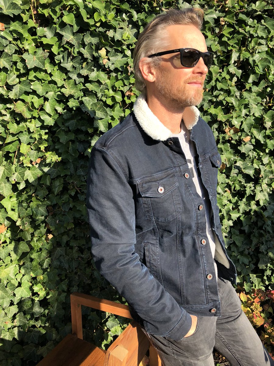 barryatsma's tweet photo. Na het zien van de docu ‘Genaaid’ van de @EOnl weet ik weer waarom ik zo’n fan van @kuyichipuregds ben!Duurzaam&eerlijk geproduceerd,zit heerlijk en doorstaat de ‘style-keuring-test’ van mijn dochters glansrijk 🕺🏼😎 #genaaid #duurzaam #mode #eerlijk #pogingtotsnellefotoshoot👇🏻 https://t.co/unziwKnKEM