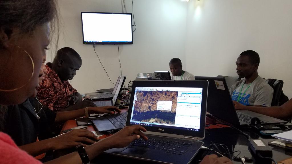 ismaeldiarria's tweet photo. Une journée de production de données ouvertes sous #OpenStreetMap dans le cadre de la célébration de #OsmGeoWeek. Cette journée est consacrée à la correction des erreurs faites dans la ville de #Conakry.
#2CityGuinea
#MappingMyHome https://t.co/jcmCOS2i5J