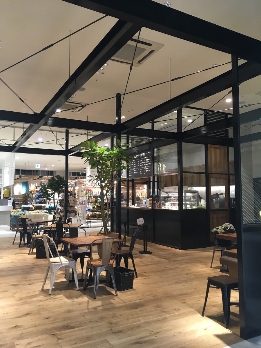 ルーチェ A Twitteren 充電を求めて入ったnikoand のカフェ 初めて食べたニコパン 超大きかったけど めっちゃおいしくてペロッと食べてしまった O O おまけに充電もすぐたまった また行きたいな ニコアンド ニコアンドカフェ ニコパン クッキー