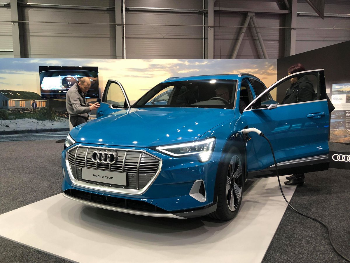 VWFS_CZ's tweet image. V pražských Letňanech dnes začal e-Salon, tedy veletrh elektromobility. Rádi bychom vás pozvali nejen na expozice modelů z koncernu, například toto Audi e-tron! #esalon #emobilita #audi