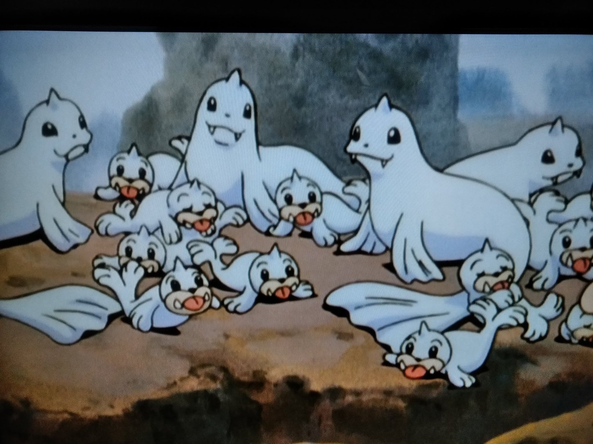 ジュゴン尊師 シャピア Ar Twitter ピカブイの連れ歩きジュゴンは多分画像のグラフィックみたいに浮いてる感じでついてくるんだと思うけど 個人的にはジュゴンはどっしりと地についててほしい 浮いてても可愛いけどねっ