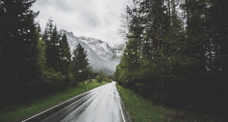 اللهُم أيام مِثل لون الغيم، مِثل الدُنيا وقت المطر'🌧🍃