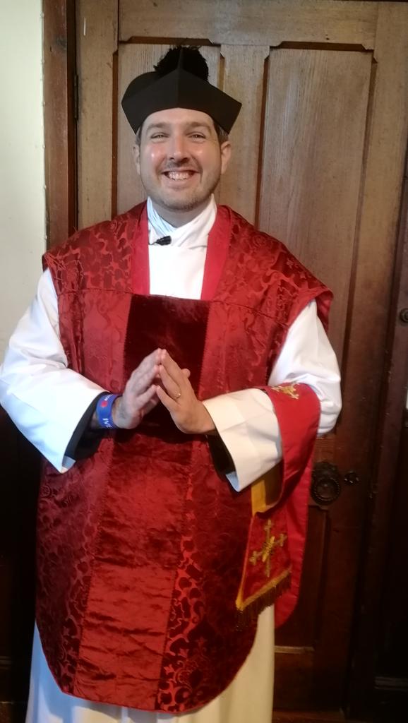 StMikes_Exeter's tweet photo. #AutumnColours For Remembrance Sunday @CurateDurrant used the red Chasuble &amp; Maniple, originally from the Sisters of St Wilfrid.
Next Sunday, Trinity XXIV or Advent-2 11am #SungMass will be last use of green set for a while. #LiturgicaLColours #FunctionNotFashion https://t.co/kw89NEdsjS