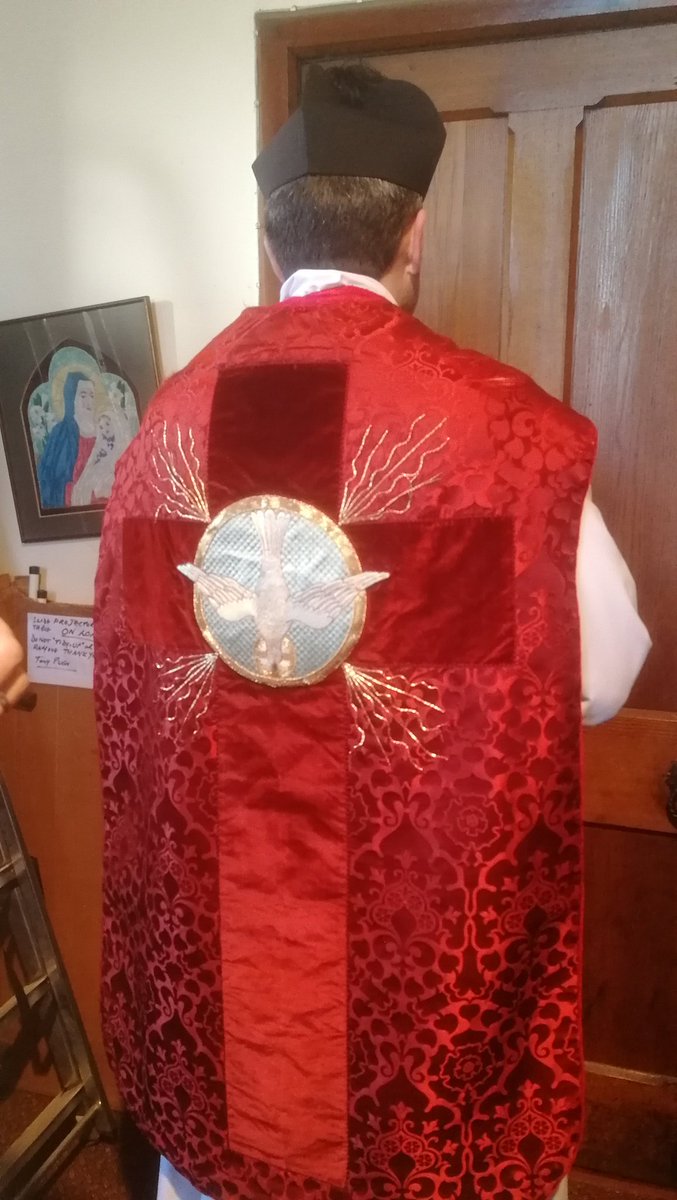 StMikes_Exeter's tweet photo. #AutumnColours For Remembrance Sunday @CurateDurrant used the red Chasuble &amp; Maniple, originally from the Sisters of St Wilfrid.
Next Sunday, Trinity XXIV or Advent-2 11am #SungMass will be last use of green set for a while. #LiturgicaLColours #FunctionNotFashion https://t.co/kw89NEdsjS