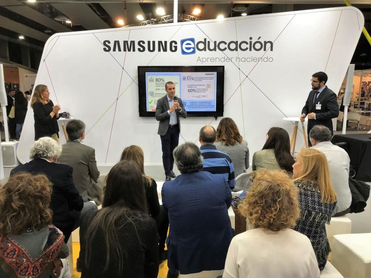 ESIC_University's tweet photo. Esta semana #ESIC y @Samsung, su partner tecnológico, han presentado en #SIMO18 el "Estudio sobre Seguridad Informática en las aulas" según el cual el 80% de los profesores utilizan la tecnología para preparar y desarrollar sus clases. ¡No te lo pierdas! https://t.co/QyxVAyMxPM https://t.co/q0XRqcBmI2