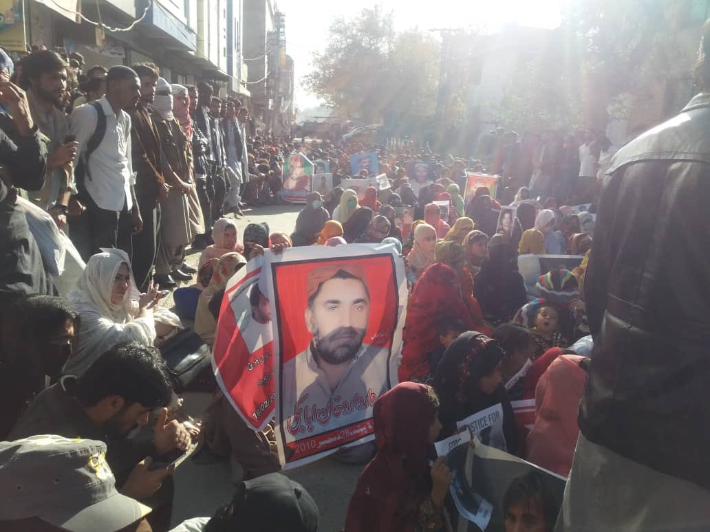 SeemaBaluch's tweet photo. A huge crowd has joined the Rally for Baloch Missing Persons. People are appealing the state that if our brother,father or son is guilty then bring them in courts.#SaveShabirBaloch #SaveBalochMissingPersons https://t.co/QkObviHavn