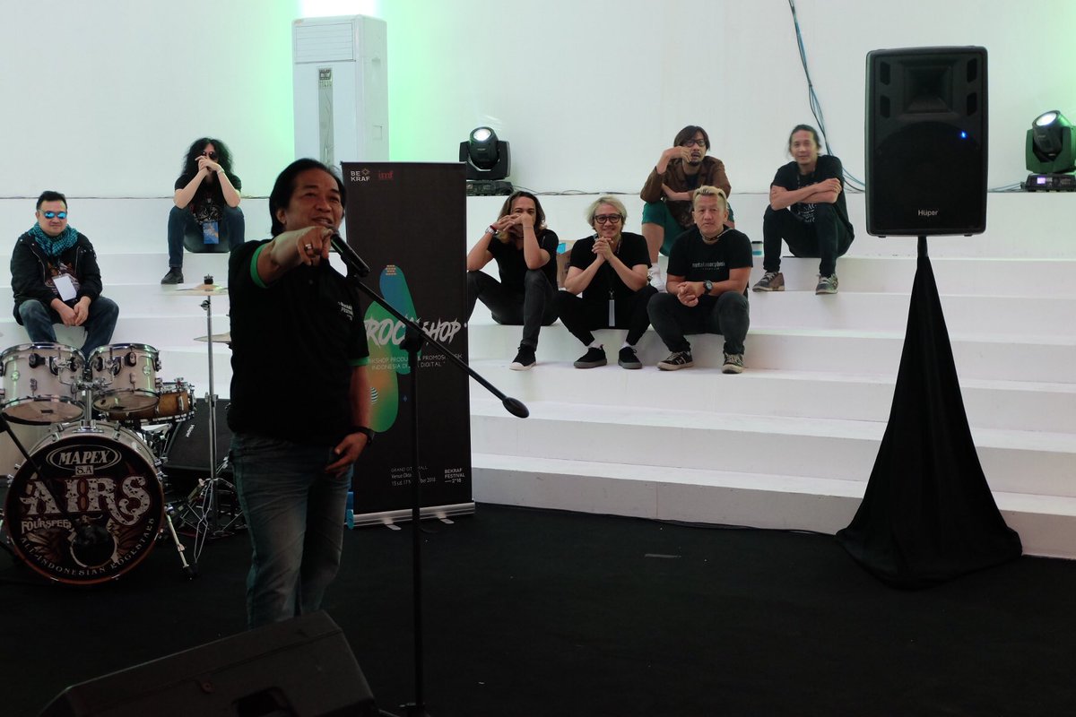 ekraf_ri's tweet photo. Meet the expert!
Wrockshop Produksi & Promosi Musik Indonesia di Era Digital berlangsung di Ruang Serbaguna Octagon, Bekraf Festival 2018, Grand City Surabaya.
Sore ini ada coaching clinic bersama Baron, Gitaris Indonesia.
#AccelerateInclusiveCreativity #BekrafFestival2018 https://t.co/4nvjYPQlOK