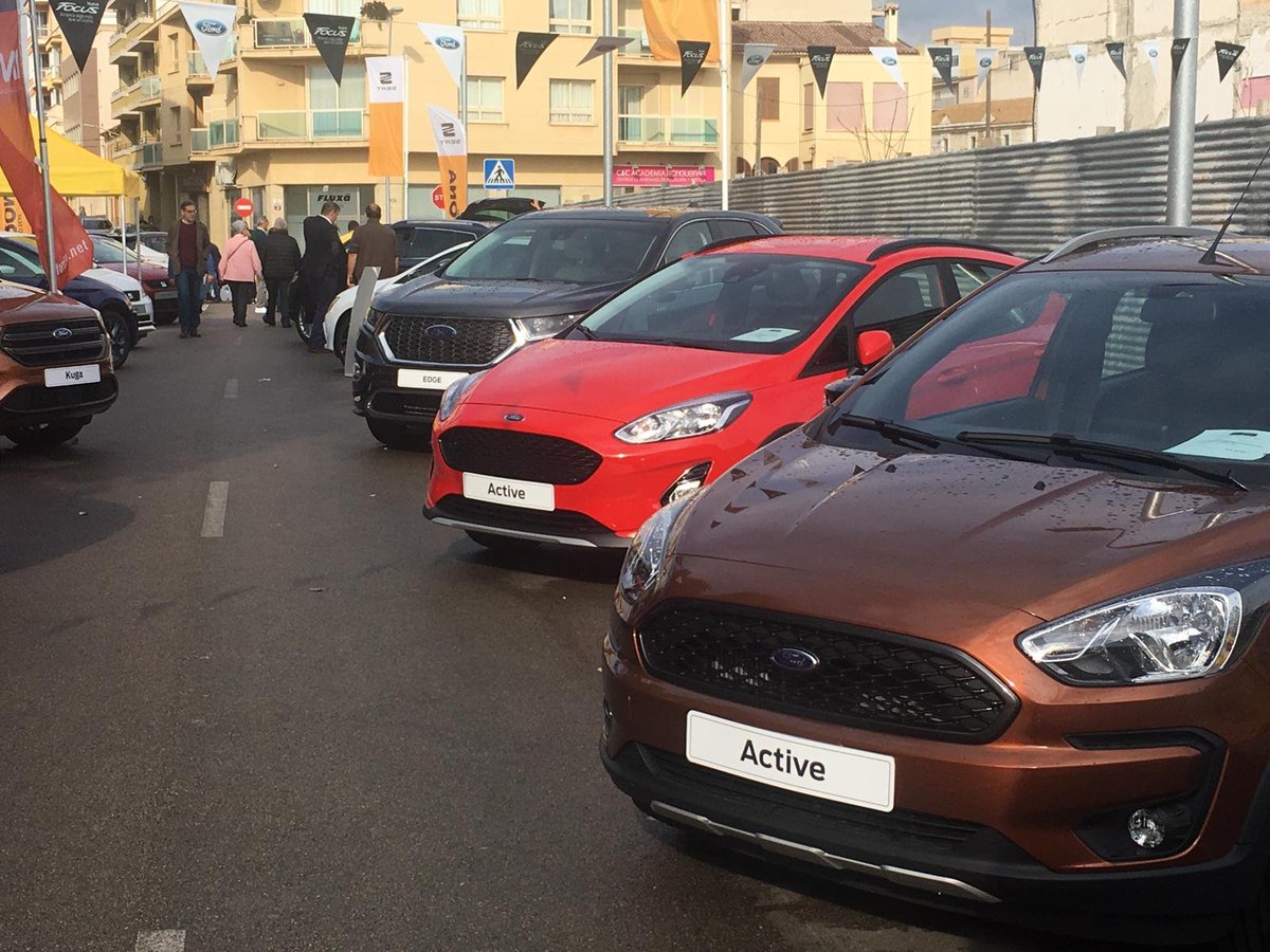 ford_inca's tweet photo. Nos encontramos en el Dijous Bo con una amplia exposición de vehículos industriales y de turismo. ¡No te lo pierdas! #DijousBo #Ford #Inca https://t.co/DuIxQTSvii