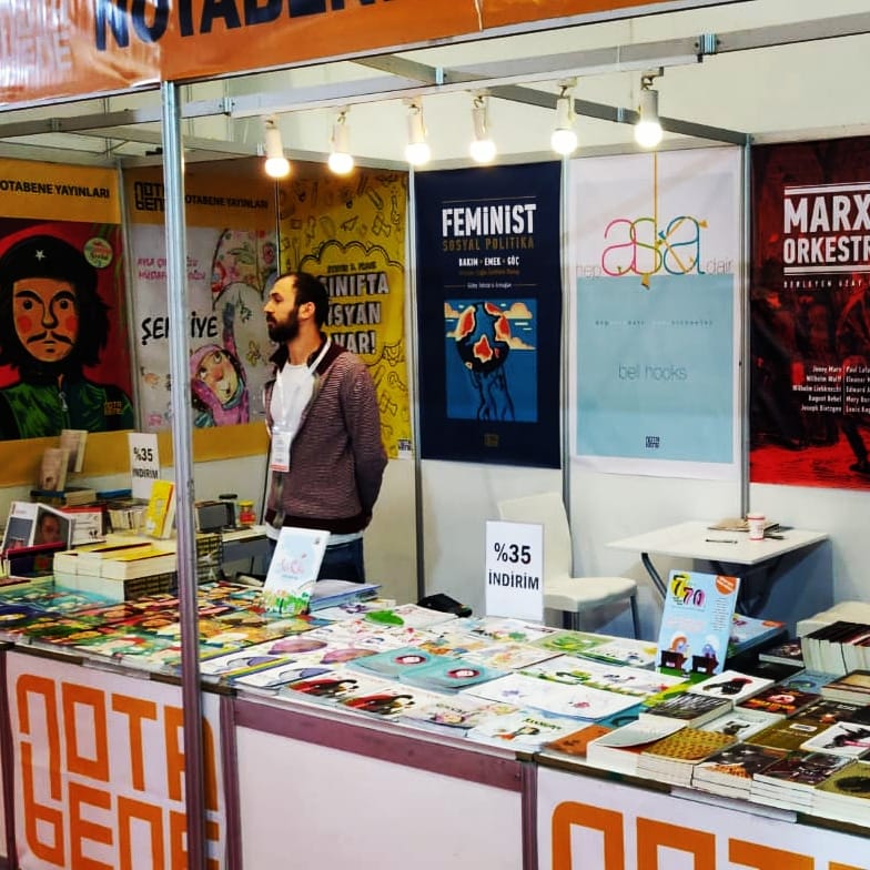 YediYetmisDergi's tweet photo. İstanbul TÜYAP Kitap Fuarında, Notabene Standında yeni sayımız ile biz de varııııız 🎈@NotaBeneY  

#tüyap #yediyetmisdergi #NotaBeneYayınları https://t.co/8L3cK5izzB