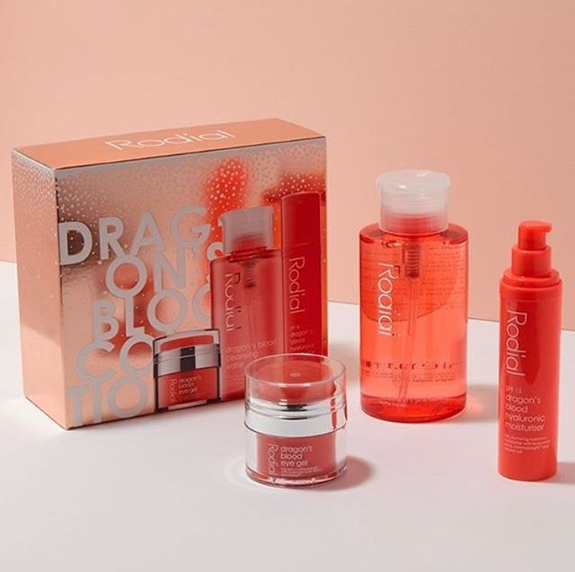 ¿Ya tienes la mente en Navidad? Nosotros sí ❣️Comienza la temporada de regalar a un ser querido (o a ti mism@) un #Rodial Christmas Set 🎁 Empiezan a llegar a los puntos de venta Dragon´s Blood y Rose Gold Collection a un precio inmejorable ❤️