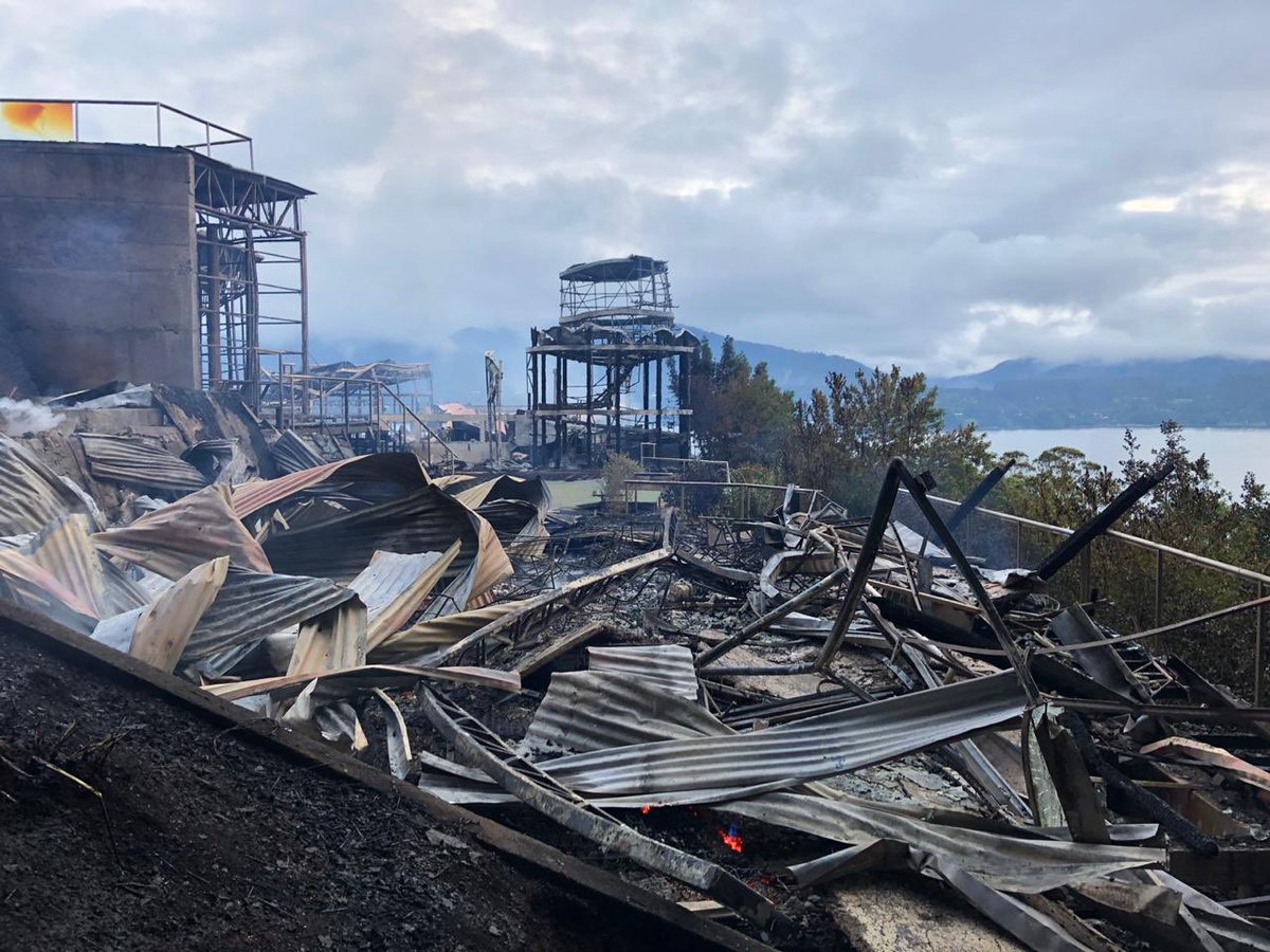 tvnredbiobio's tweet photo. A cenizas quedó reducido el centro de eventos #Quelen, en #Cañete. Junto a este resultaron destruídas cuatro cabañas turísticas del recinto y el observatorio astronómico Yepun, el más austral del mundo. Fiscalía investiga posible atentado. @24HorasTVN https://t.co/sJvkVkh9Lx